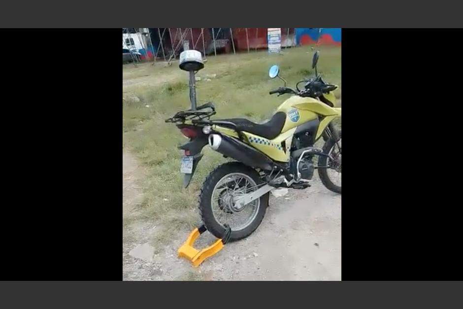 Se viraliza video de supuesto cepo colocado a una motocicleta de la PMT de la Ciudad de Guatemala. (Foto: captura de video)