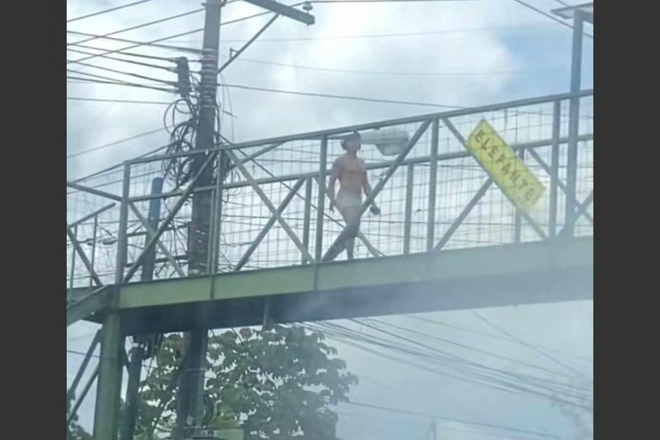 Un joven fue captado en "ropa interior" cruzando una pasarela. (Foto: captura de video)