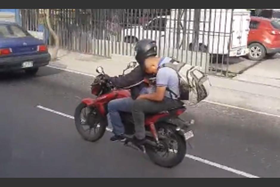 Hombre en estado de ebriedad viaja como pasajero en motocicleta. (Foto: Captura de pantalla)