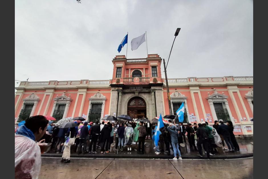 El lunes 3 de marzo, varias organizaciones se apostaron frente al TSE para exigir el respeto de su voto. (Foto: Sandra Sebastián/Soy502)