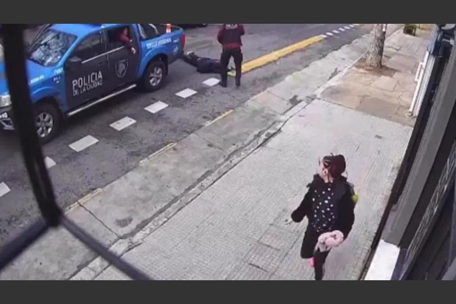 El hombre persiguió a la mujer, pero una patrulla lo interceptó y terminó baleado. (Foto: captura de pantalla)