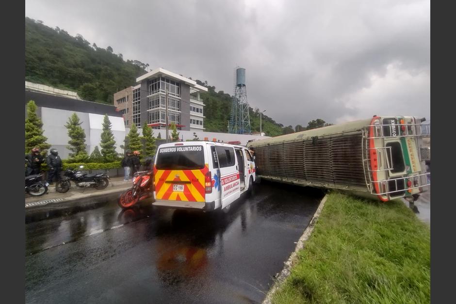El bus volcó y quedó atravesado. (Foto: Bomberos Voluntarios)