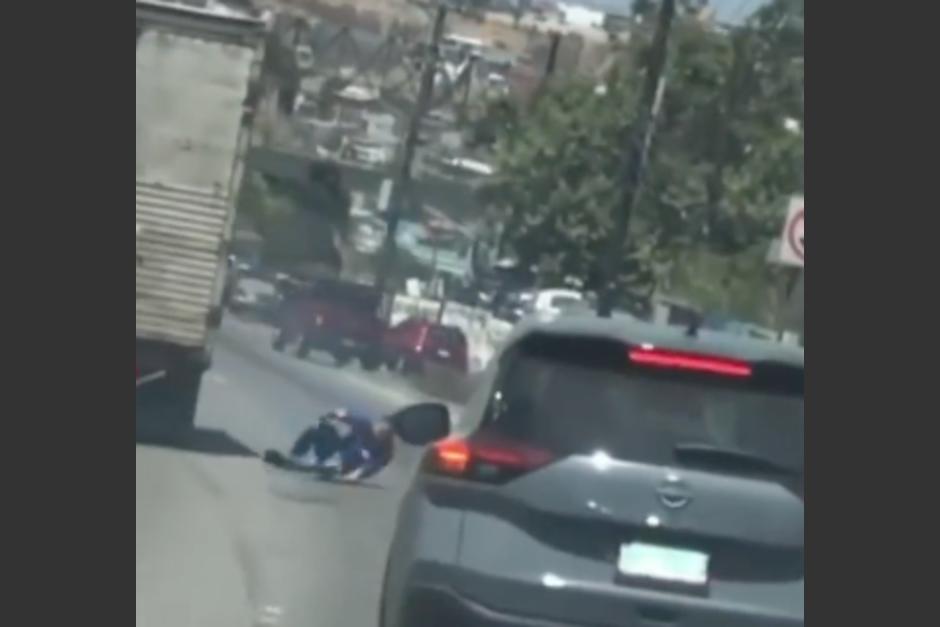 El hombre se lanzó de la grúa al notar que se había quedado sin frenos. (Foto: captura de video)