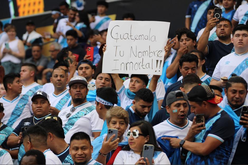 Desde las primeras horas del domingo, los guatemaltecos acuden para apoyar a la azul y blanco en su encuentro crucial ante Jamaica. (Foto: Fedefut)