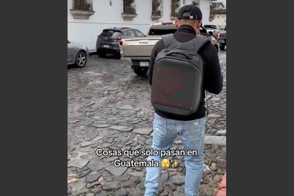 El guatemalteco fue captado con un curioso anuncio en su mochila. (Foto: captura de video)