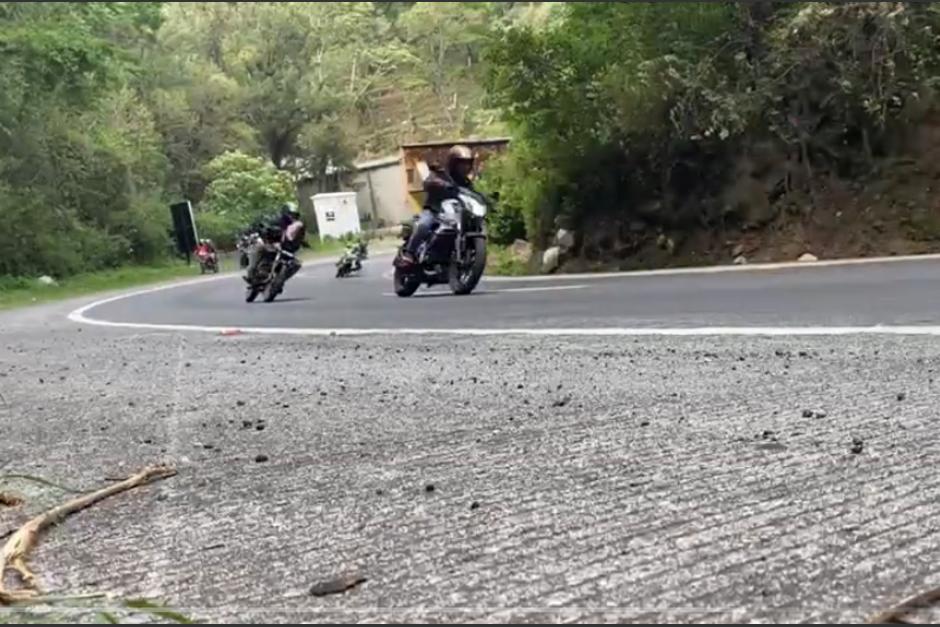 Los motoristas fueron captados mientras realizaban maniobras peligrosas. (Foto: captura de video)