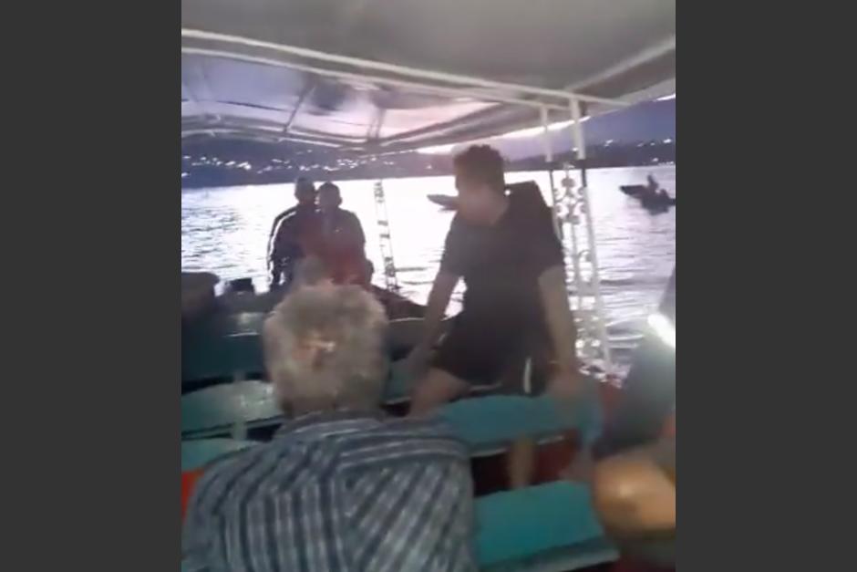 Al menos 17 personas fueron rescatadas por v&iacute;a acu&aacute;tica despu&eacute;s de un derrumbe que afect&oacute; chalets en Amatitl&aacute;n. (Foto: captura de video)