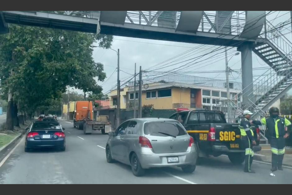 Dos conductores fueron detenidos tras desatar una riña en pleno tránsito de la ciudad. (Foto: captura de pantalla)&nbsp;