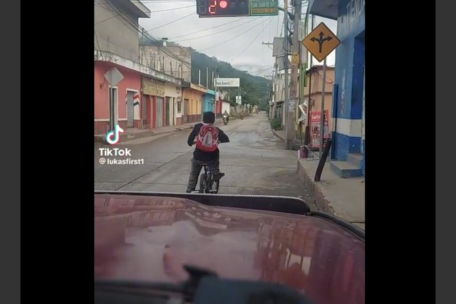 Un estudiante guatemalteco conquist&oacute; las redes sociales con su educaci&oacute;n vial. (Foto: captura de pantalla)&nbsp;