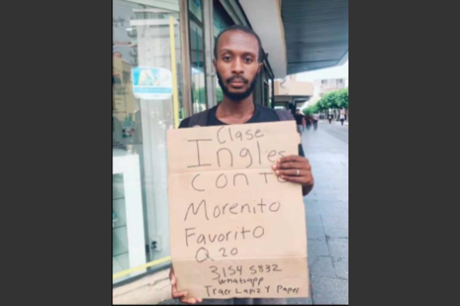 Un hombre en la Sexta Avenida llama la atención por su letrero ofreciendo sus servicios. (Foto: redes sociales)