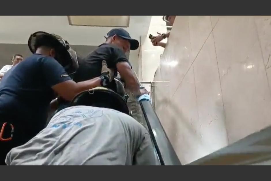 Un hombre qued&oacute; atrapado en una escalera el&eacute;ctrica en un centro comercial en Panam&aacute;. (Foto: captura de video)