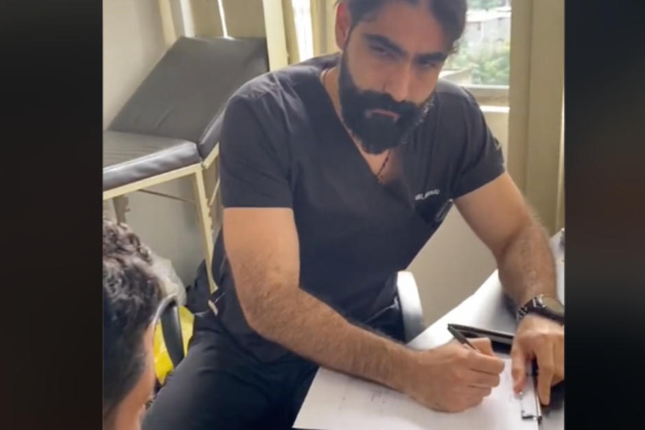 El doctor llam&oacute; la atenci&oacute;n de las internautas. (Foto: Migraci&oacute;n Guatemala)