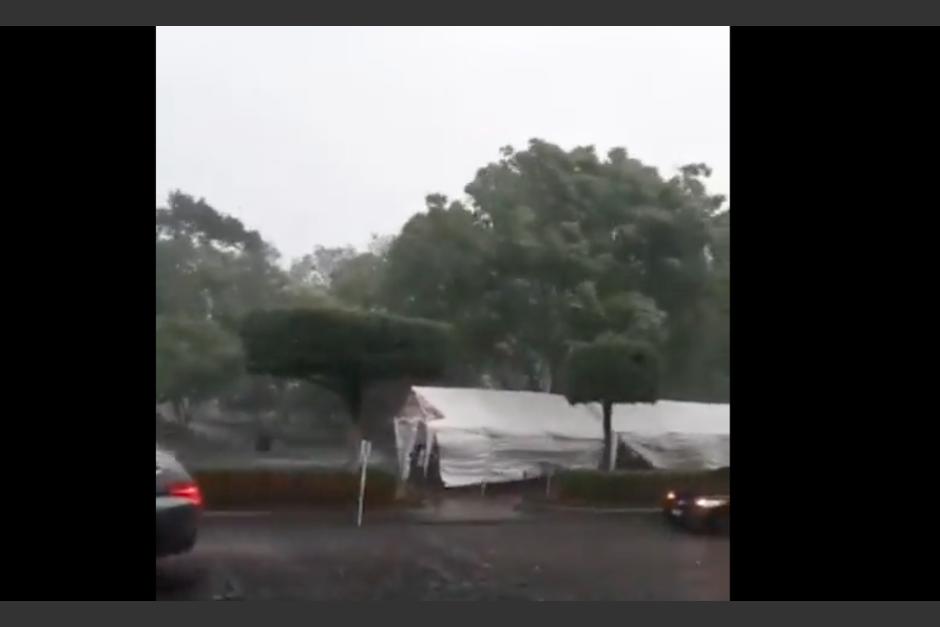 Ráfaga de de vientos atemorizó a pobladores de Antigua Guatemala. (Foto: captura de pantalla)&nbsp;