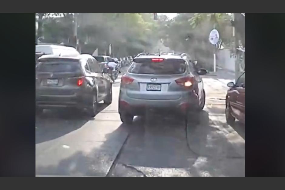 Automovilistas fueron sorprendidos cruz&aacute;ndose un sem&aacute;foro en rojo en zona 10. (Foto: captura de pantalla)&nbsp;