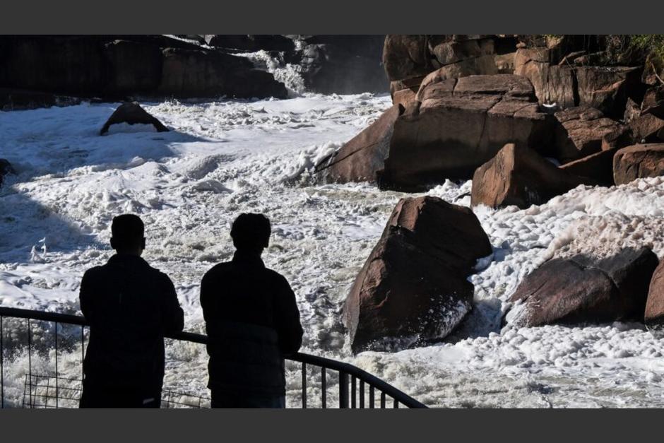 La capa blanca que cubre el r&iacute;o Tiete, en Brasil, puede confundirse con nieve fresca. (Foto: AFP)