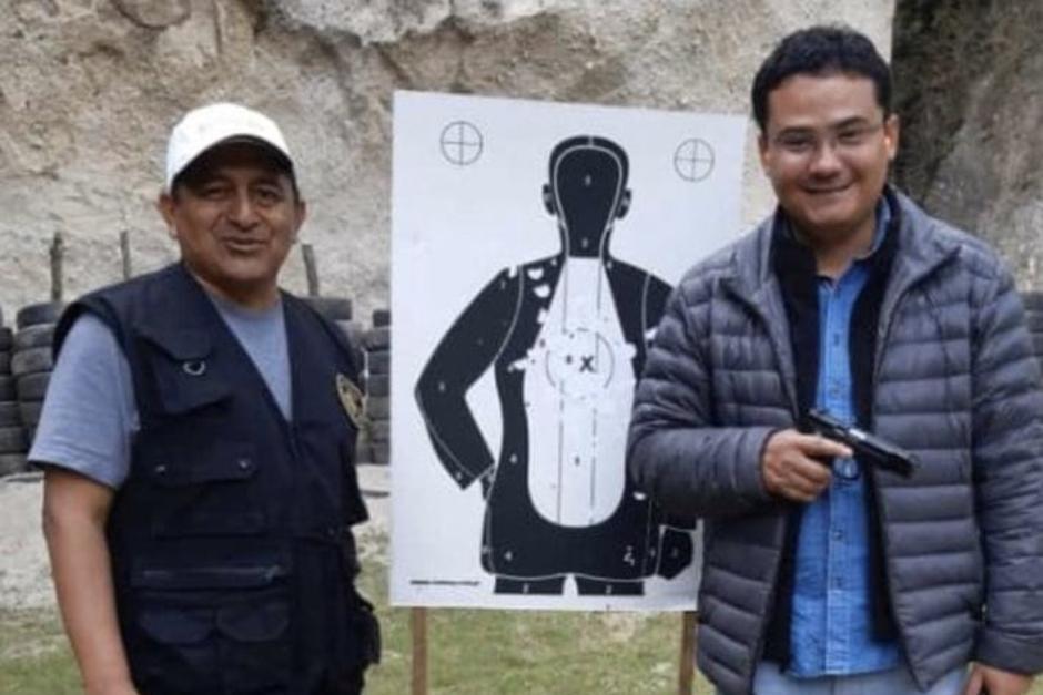 El juez de Séptimo de Primera Instancia Penal, Fredy Orellana, sostiene una pistola mientras realiza una práctica de tiro junto al abogado defensor de Gustavo Alejos. (Foto: RRSS)