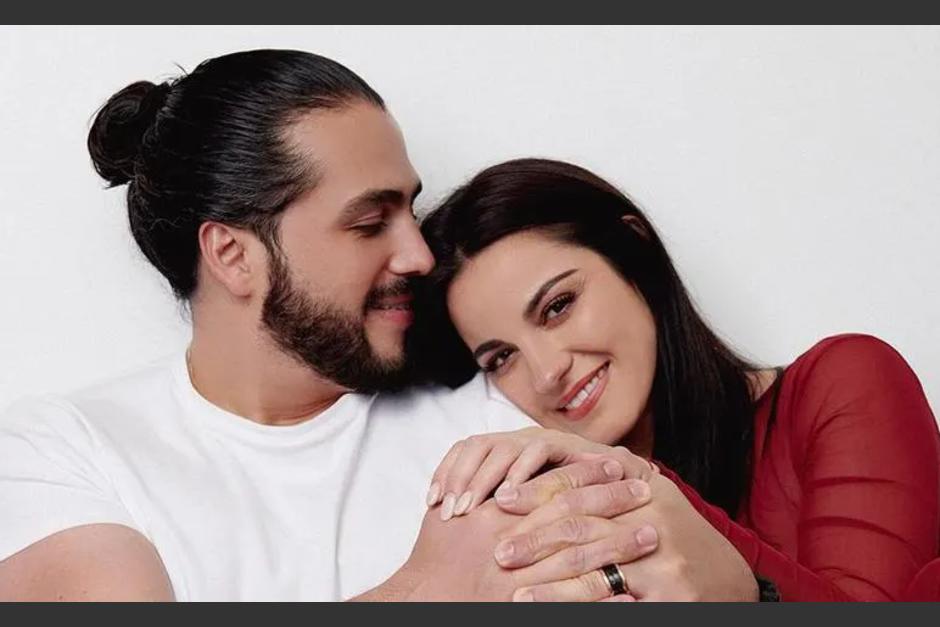 Maite Perroni decidi&oacute; presentar el rostro de su beb&eacute; en la portada de una revista. (Foto: Hola!)