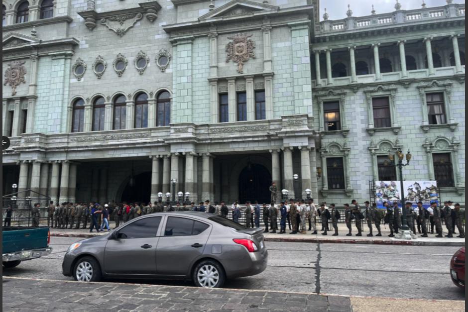 Guatemaltecos reportan presencia de militares en los alrededores del Palacio Nacional. (Foto: redes sociales)&nbsp;