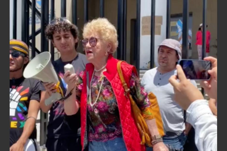 La profesora acudi&oacute; las afueras del Ministerio P&uacute;blico donde emiti&oacute; un poderoso discurso. (Foto: captura de video)