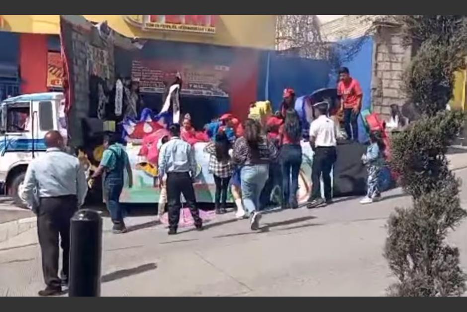 Una carroza se qued&oacute; sin frenos en un desfile en Huehuetenango y termin&oacute; empotrada en un inmueble. (Foto: captura de video)