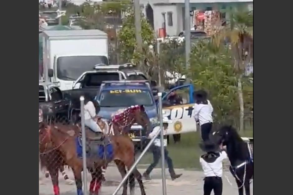 Al menos tres personas murieron y tres más resultaron heridas durante una balacera en un desfile hípico en Huehuetenango. (Foto: captura de video)