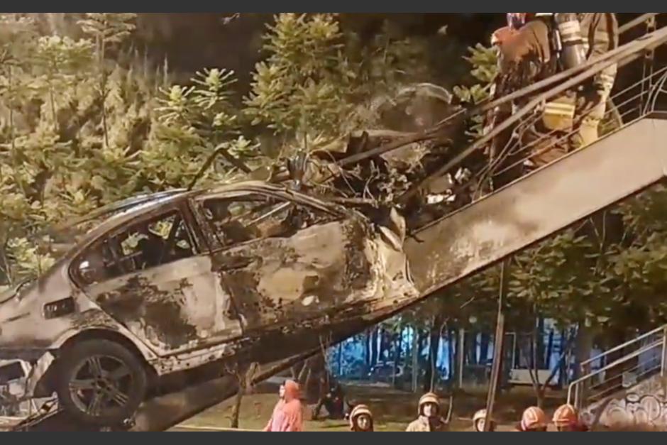 Identifican al conductor de un vehículo que se empotró en una pasarela en Vista Hermosa, zona 15. (Foto: Bomberos Municipales)