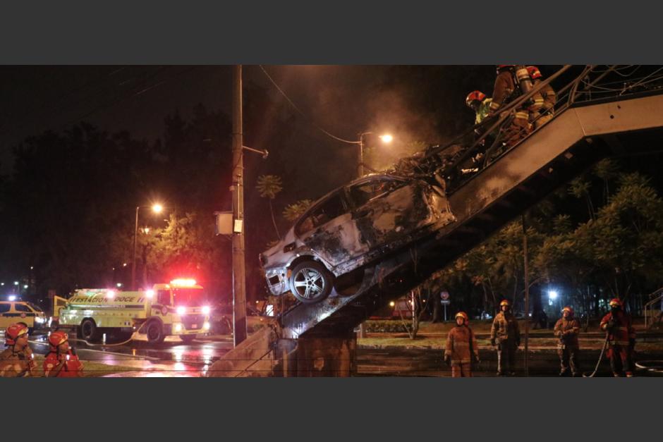 Cámara de seguridad capta accidente de tránsito ocurrido en el bulevar Vista Hermosa, zona 15. (Foto: Bomberos Municipales)