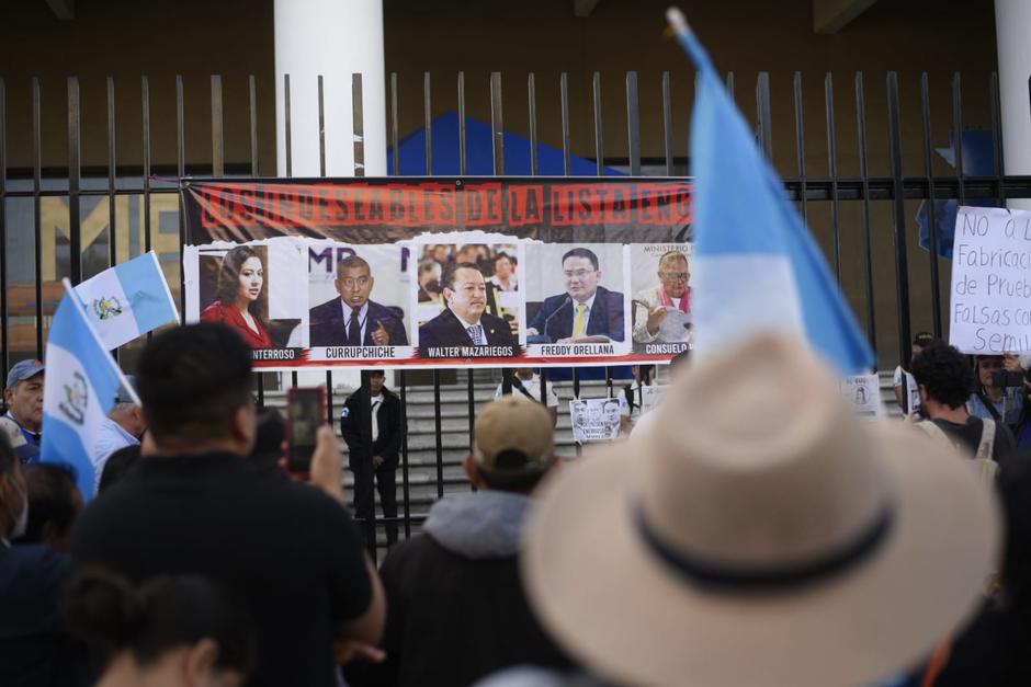 Realizan manifestación en las afueras del MP, en contra de Consuelo Porras, Rafael Curruchiche y el juez Fredy Orellana. (Foto: Wilder López/Soy502)