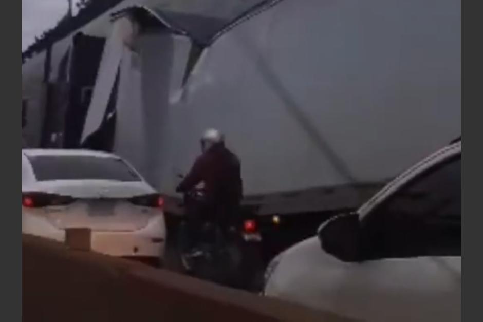 Un camión que transportaba mercadería se partió a la mitad en pleno paso a desnivel de zona 18. (Foto: captura de pantalla)&nbsp;