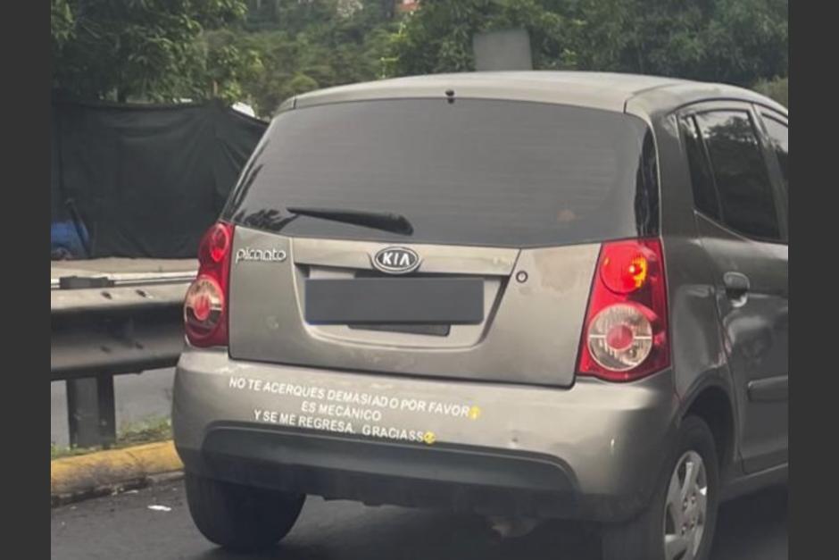 Un conductor llamó la atención en el tránsito de zona 13 por el inusual mensaje que colocó en su vehículo. (Foto: InternetMuseo)&nbsp;