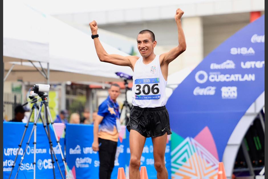 Alberto González, medalla de oro en la media maratón masculina. (Foto: @SSalvador2023)