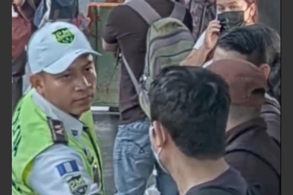 Surge video del momento cuando agentes de la Polic&iacute;a Municipal capturan a un supuesto carterista. (Foto: Captura de pantalla)