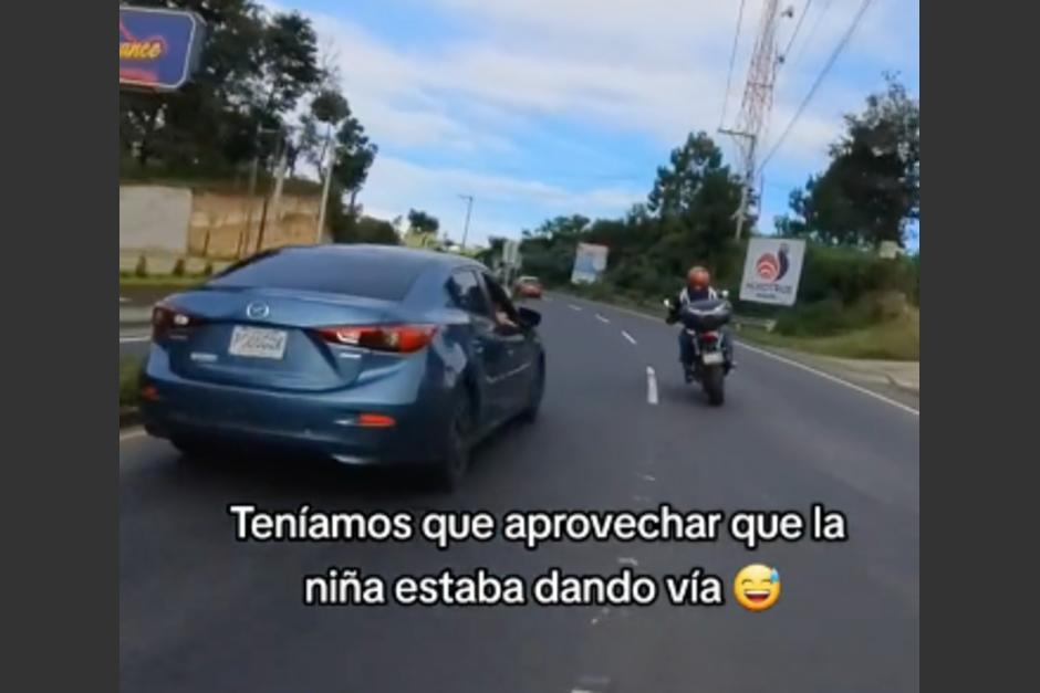 Una ni&ntilde;a llam&oacute; la atenci&oacute;n de conductores por su gesto "dando v&iacute;a" en pleno tr&aacute;nsito. (Foto: captura de video)