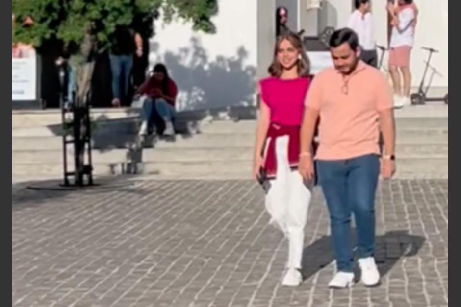 Decenas de parejas vestidas de rosado acudieron al estreno de Barbie. (Foto: captura de video)