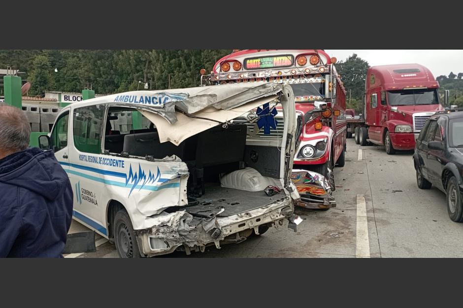 La ambulancia y el bus extraurbano que protagonizaron el accidente de tr&aacute;nsito. (Foto: @Stereo100Xela)