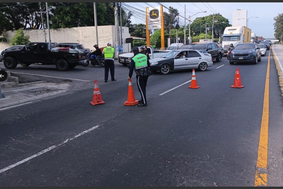 Un accidente de tránsito que terminó en tragedia ha provocado congestionamiento vehicular en la calzada Aguilar Batres. (Foto: PMT de Villa Nueva)&nbsp;