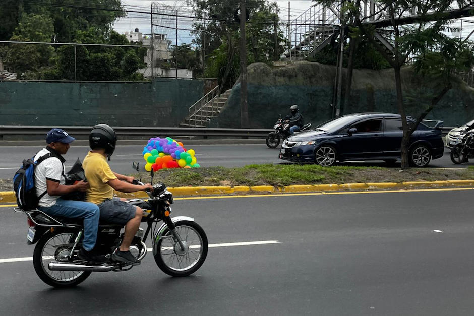 la carroza de un desfile dejó parte de sus arreglos en la carretera. (Foto: Fredy Hernández/Soy502)