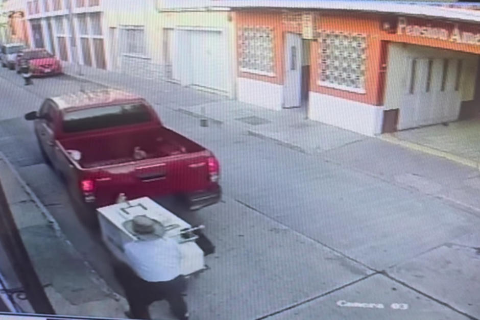 Uno de los abuelitos heladeros fue atacado por un vehículo. (Foto: Captura de pantalla)