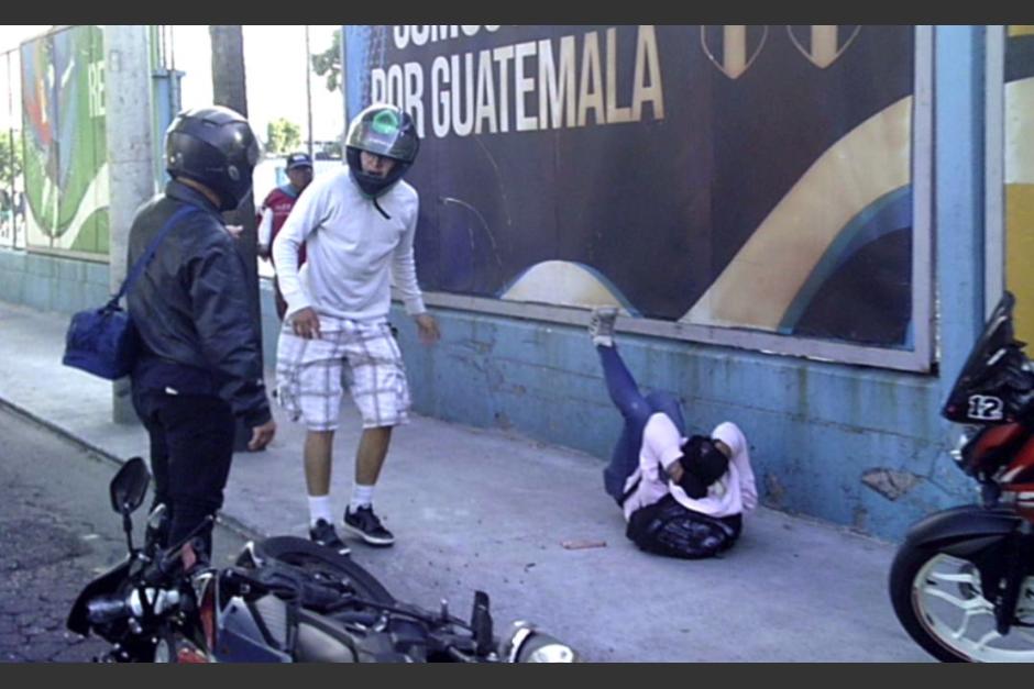 Dos motoristas se agredieron en pleno tr&aacute;nsito de zona 5 y el momento se hizo viral en redes sociales. (Foto: captura de pantalla)&nbsp;