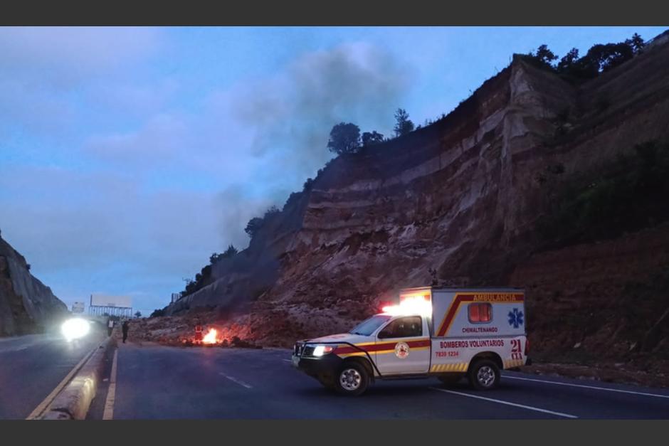Un nuevo derrumbe en el Libramiento de Chimaltenango bloqueó tres carriles. (Foto: Bomberos Voluntarios de Chimaltenango)&nbsp;