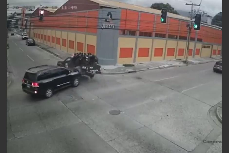 Un video mostró la brutal caída que sufrieron varios policías de Honduras tras salir disparados de la palangana de una patrulla que se pasó un semáforo con la luz roja. (Foto: captura de pantalla)&nbsp;