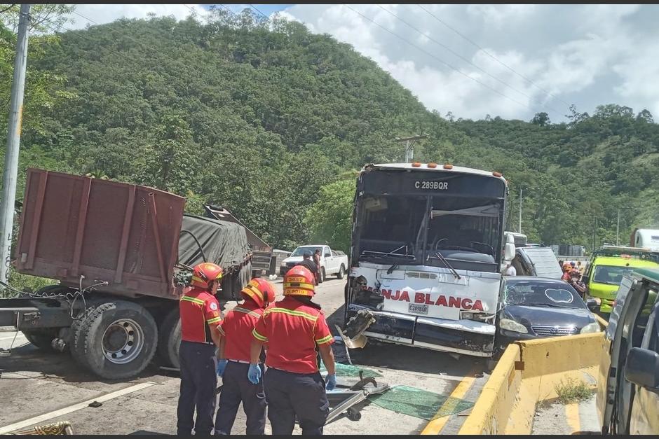 Un accidente de tr&aacute;nsito m&uacute;ltiple ocurri&oacute; este lunes 24 de julio en la ruta al Atl&aacute;ntico. (Foto: Bomberos Municipales)