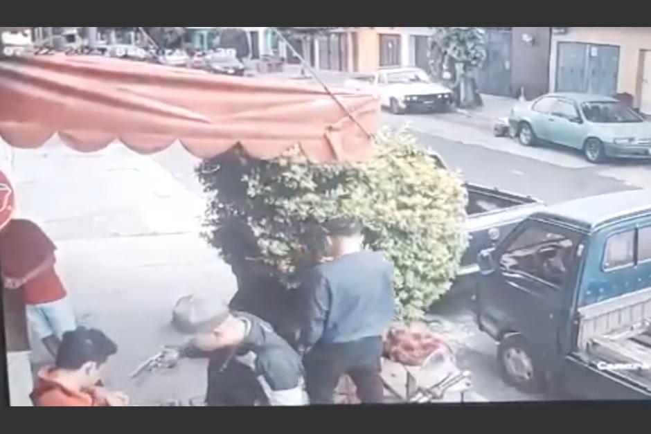 Una cámara de seguridad captó un violento asalto a varias personas en la colonia Roosevelt. (Foto: captura de video)