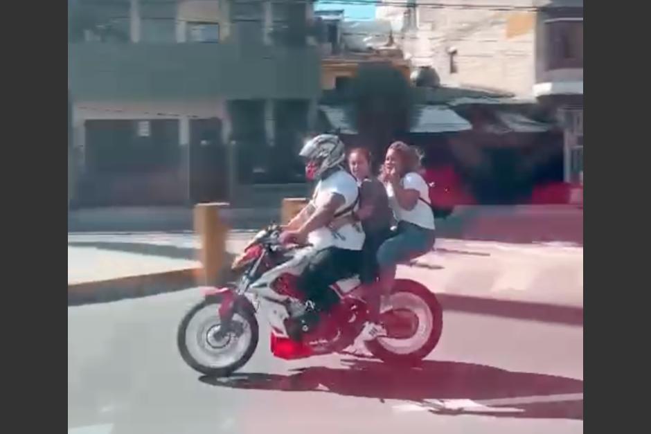 Un arriesgado viaje de tres personas en motocicleta fue captado en video. (Foto: captura de video)