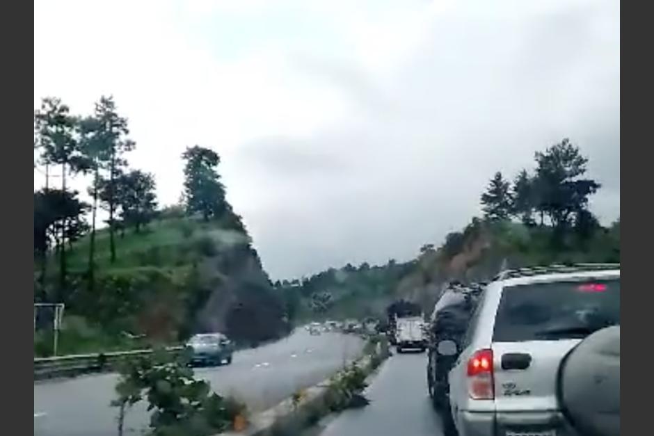 Derrumbe en el Libramiento Chimaltenango provoca complicaciones de tránsito en esa ruta. (Foto: captura de video)