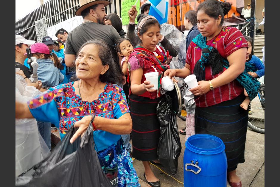 Vendedoras regalan alimentos a manifestantes frente al MP. (Foto: Sandra Sebastián/Soy502)