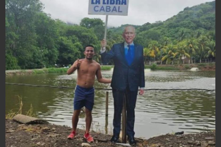 La pancarta de Mulet ahora es utilizada como un anuncio para vender mojarras. (Foto: redes sociales)