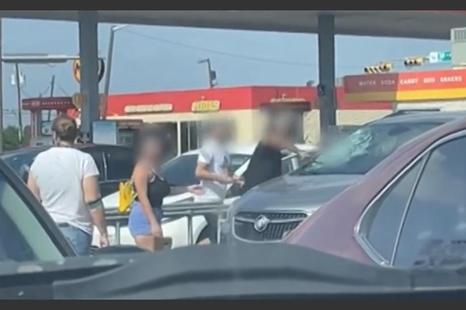 El hombre estaba rodeado de un grupo de personas mientras romp&iacute;a el vidrio. (Foto: Captura de video)