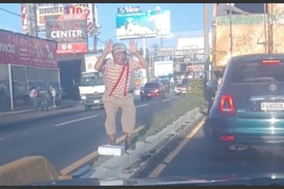 El hombre llam&oacute; la atenci&oacute;n por su peculiar imitaci&oacute;n del Chavo del 8. (Foto: captura de video)