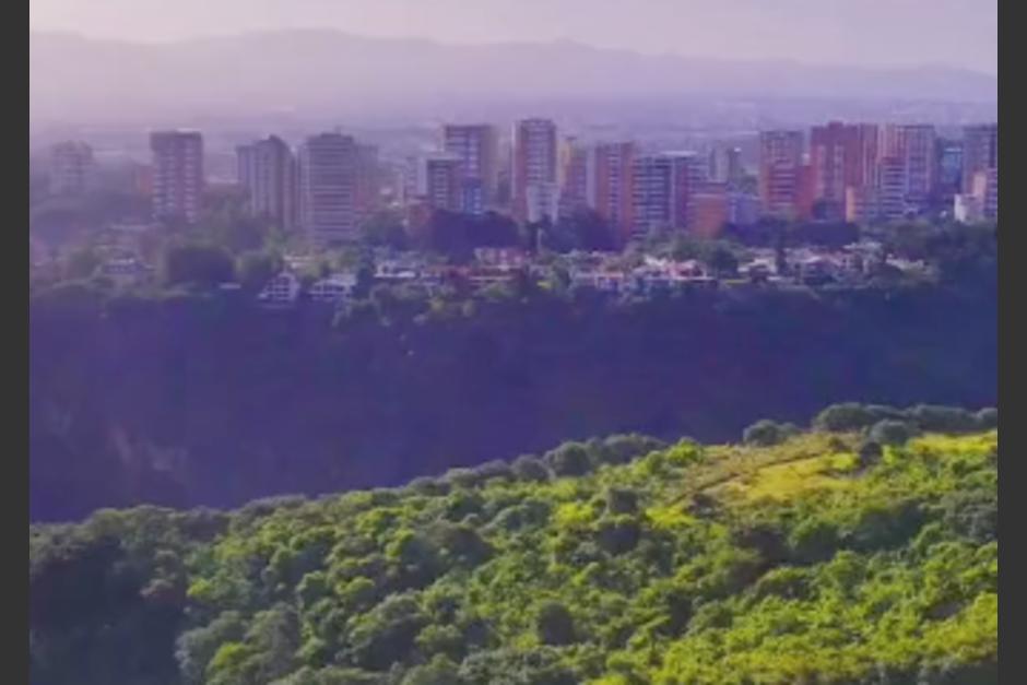 Un "barranco" hace la separaci&oacute;n entre la zona 14 capitalina y Santa Catarina Pinula. (Foto: captura de video)